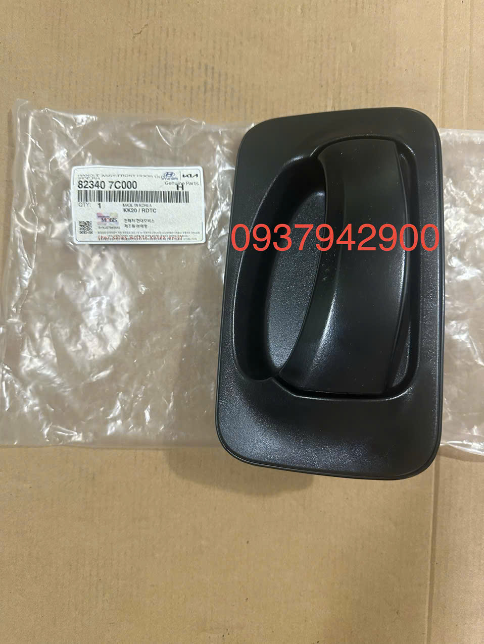 823407C000 Tay mở cửa ngoài Hyundai 15 tấn